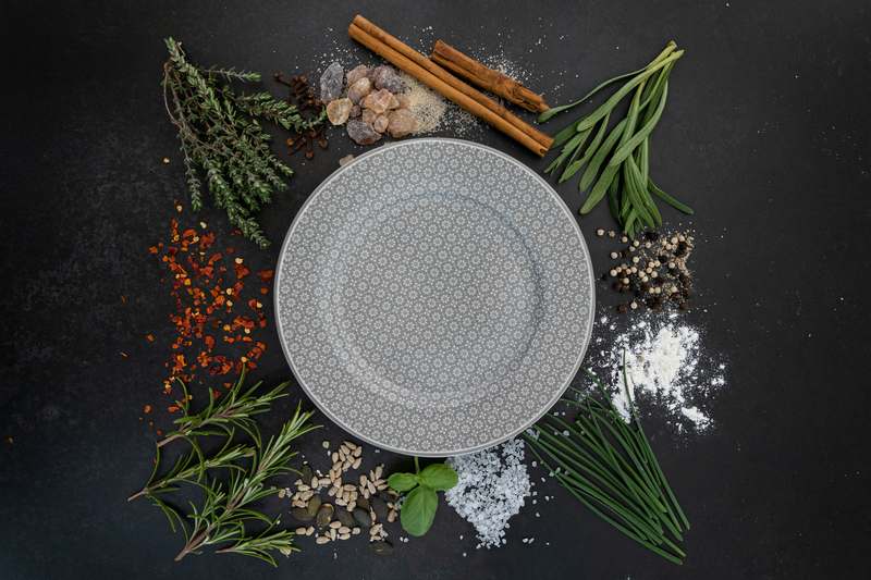 Side-by-side comparison of raw wrap ingredients: French green clay, dried seaweed, and cold-pressed jojoba oil
